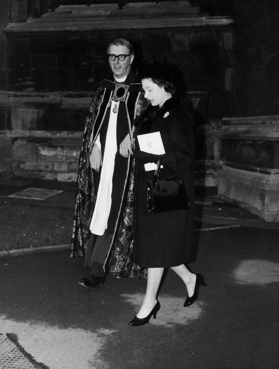 Kuningatar Elisabeth kävelee Robin Woodsin kanssa presidentti John Kennedyn muistotilaisuuden jälkeen Windsorissa vuonna 1963.