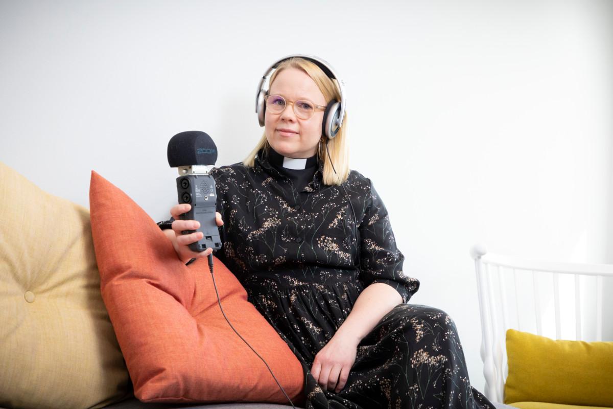 Sielu auki -podcast-sarjan tuottaneen Kristiina Hyppölän mielestä seurakuntien verkkosivuille on tärkeää saada myös seurakuntalaisten omaa ääntä. 