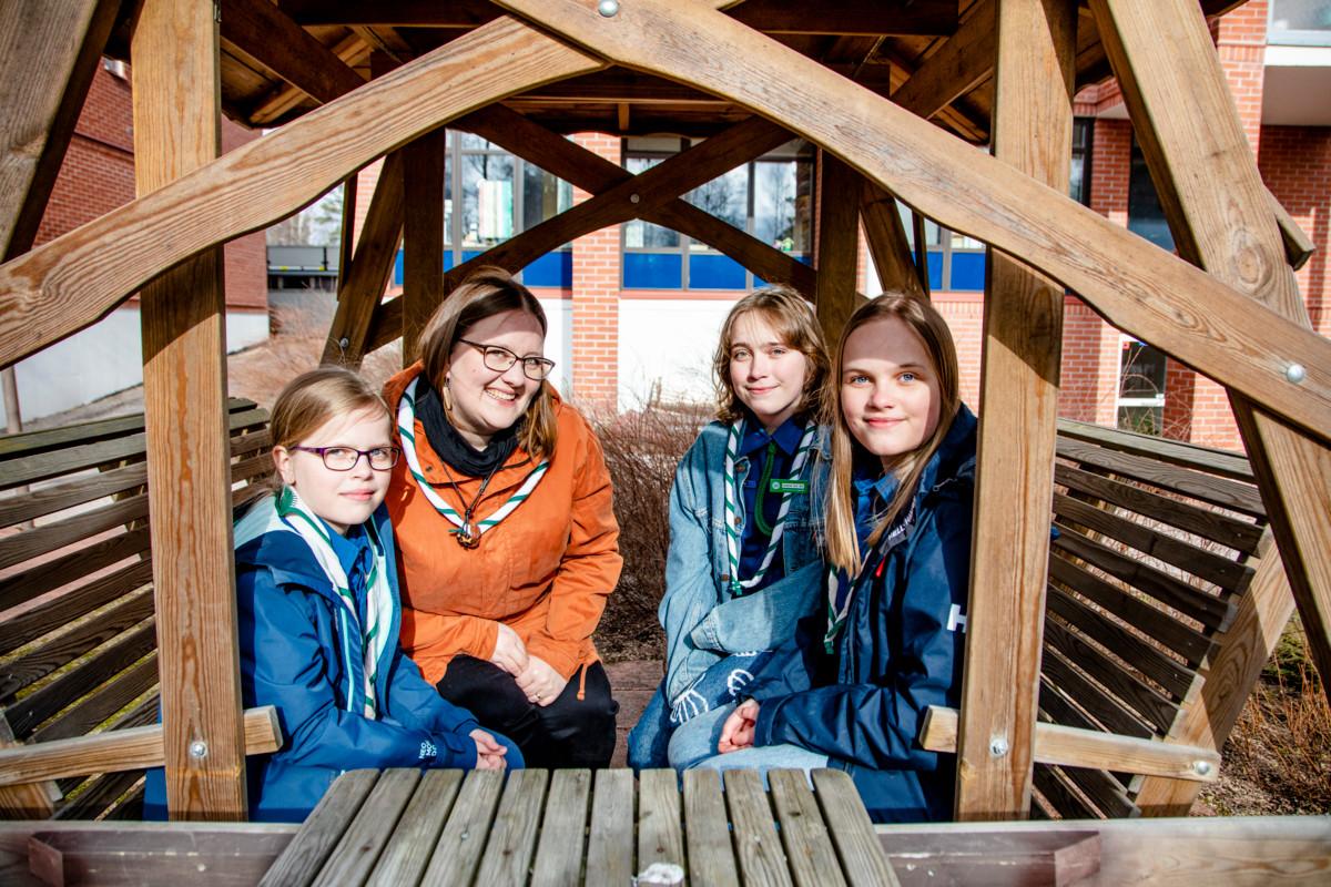 Partiolaisen tunnistaa huivista. Iina, Venla ja Aada Kujala ovat olarilaisia partiolaisia. Heidän naapurissaan asuva Kira Järves (toinen vasemmalta) aloitti partiossa 25 vuotta sitten.