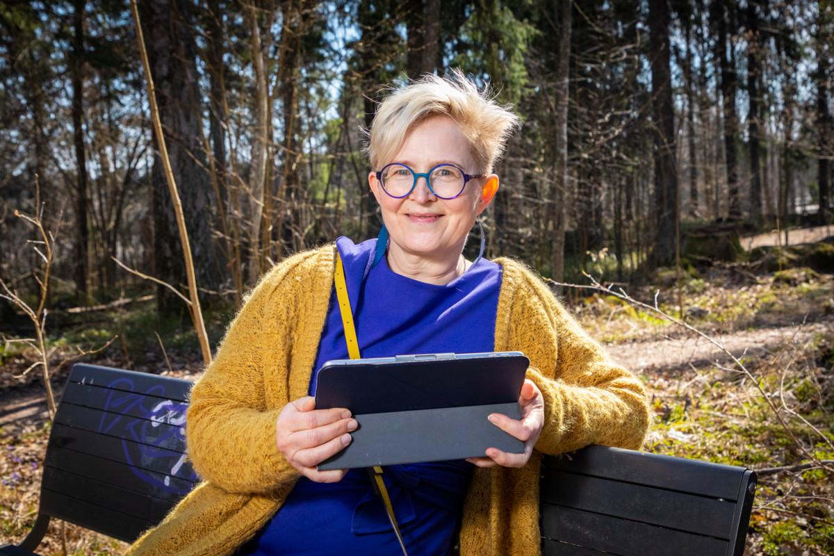 – Äitini teki vapaaehtoistyötä leipomalla. Itse autan käyttämällä näitä teknisiä härpäkkeitä, sanoo Sari Helena Nyrhinen.  