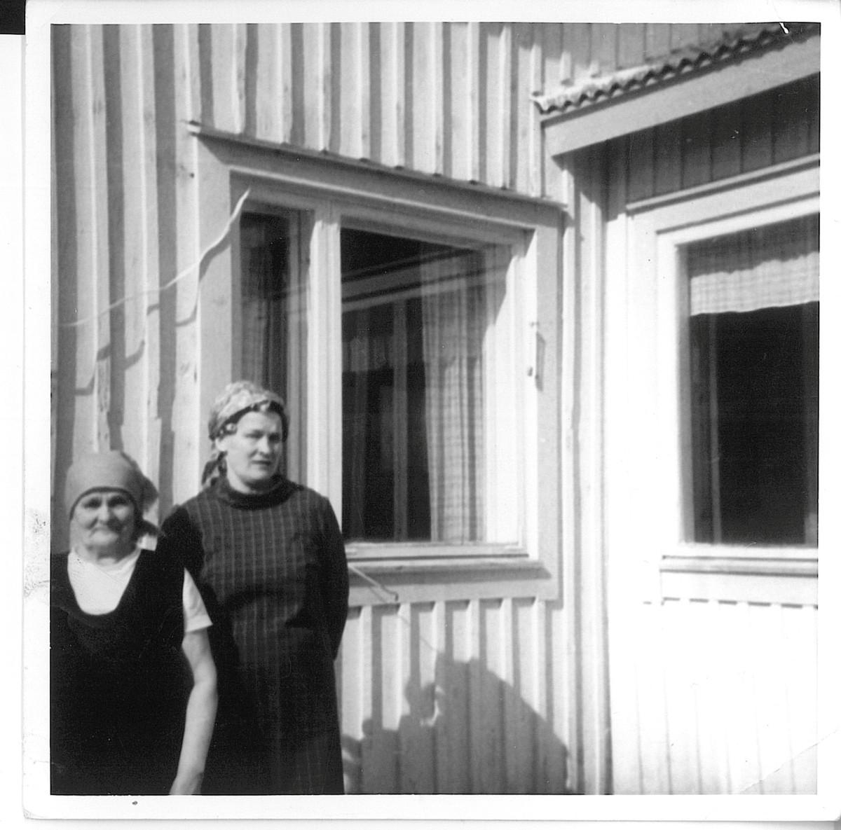 Eini Malinen (oik.) äitinsä Enna Nousiaisen (vas.) kanssa Katlammen maatilalla Raikuussa.