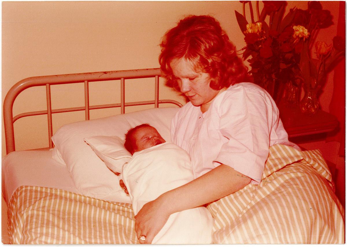Paula Jääskeläinen tyttärensä Tiina Hännisen kanssa Savonlinnan keskussairaalassa vuonna 1976.