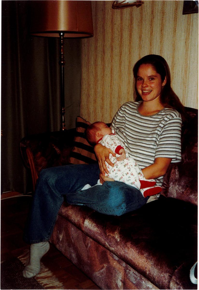 Tiina Hänninen ja Annika kotona Vantaan Leppäkorvessa vuonna 2000.