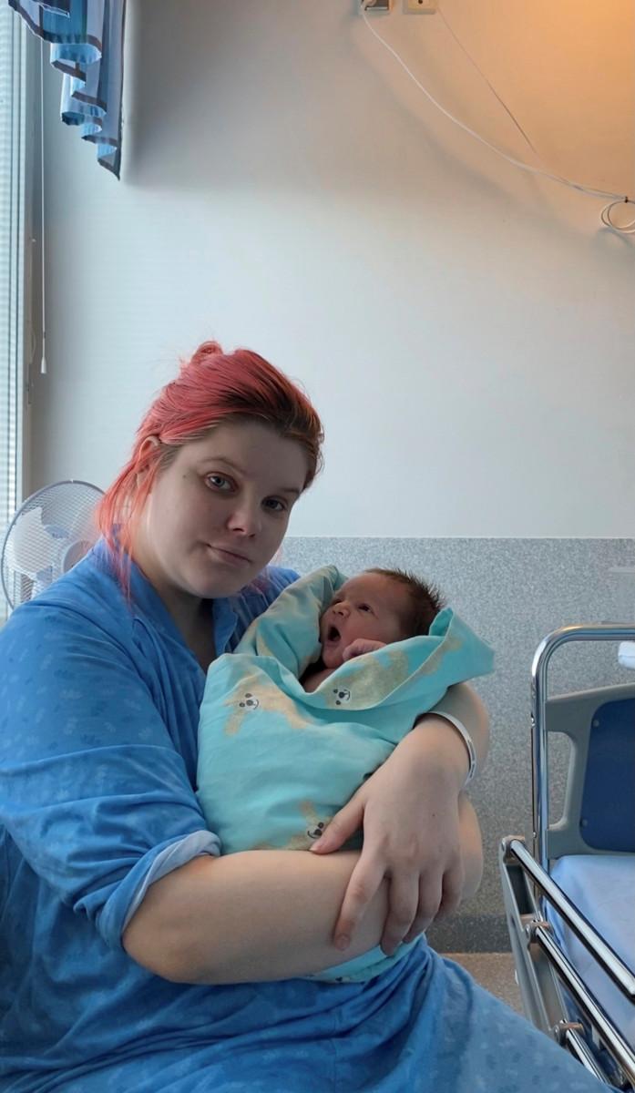 Annika Hänninen ja kahden päivän ikäinen tytär.