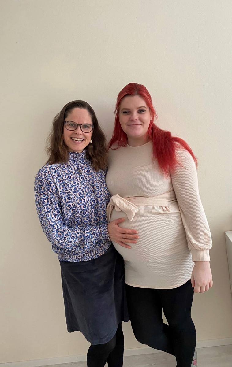 Tiina (vas.) ja Annika (oik.) Hänninen Annikan kotona Kouvolassa keväällä 2021.