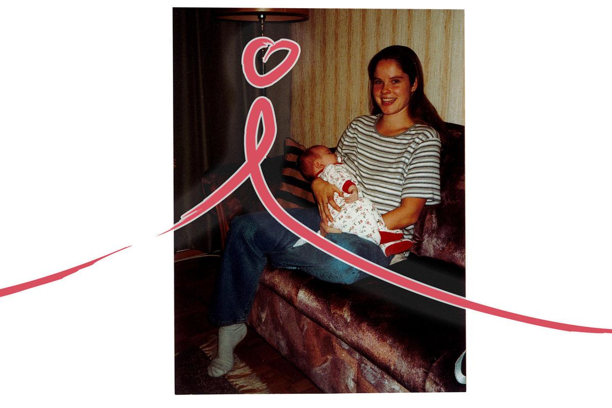Äiti-Tiina ja Annika-vauva kotisohvalla Vantaalla.