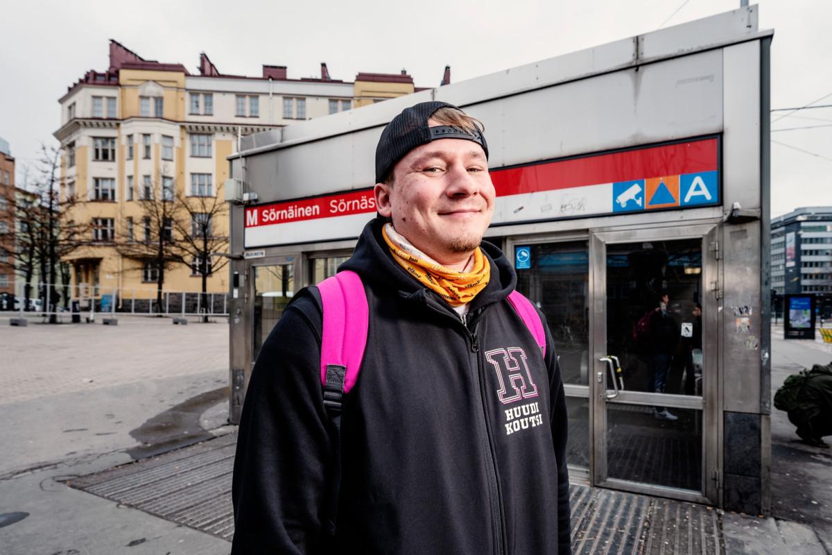 Henri Grönholm ja muut huudikoutsit liikkuvat erityisesti niillä metroasemilla, joiden lähellä jaetaan korvaushoitolääkkeitä.