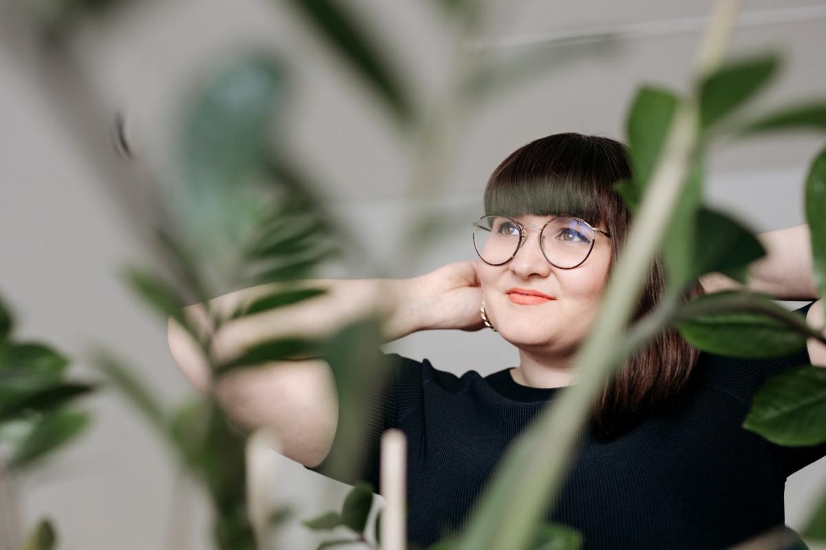 Anna Brotkin kestää hyvin kritiikkiä. Hän ei koe ihmisarvonsa olevan kiinni siitä, että miellyttää muita. Tästä hän kiittää turvallista lapsuuttaan.