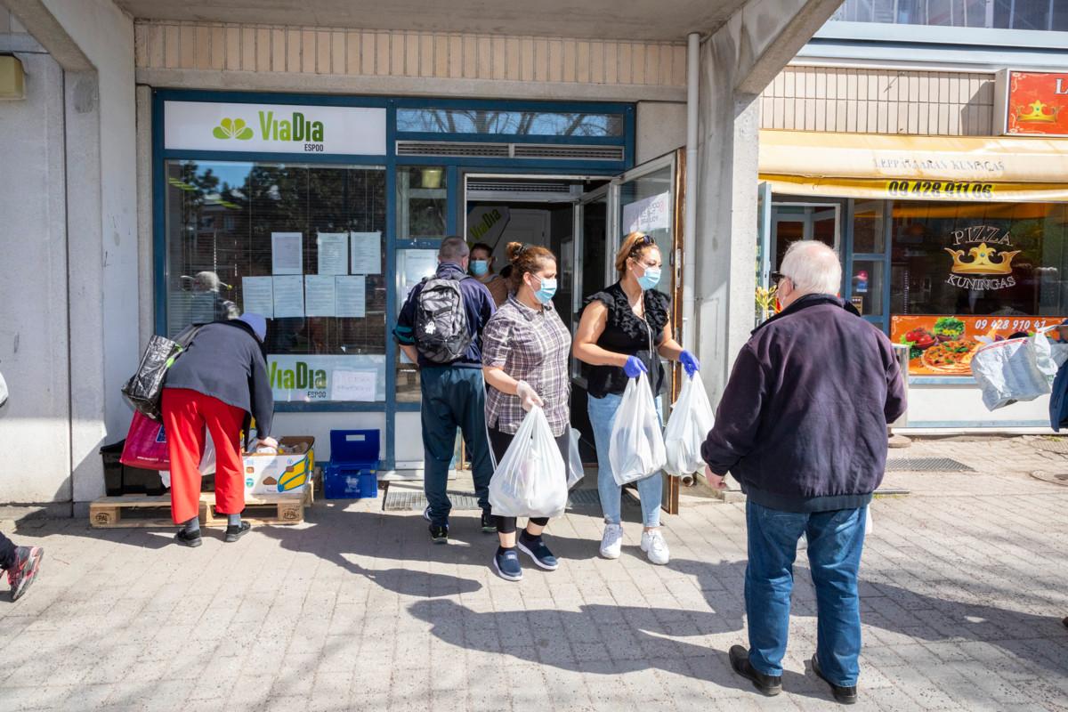 ViaDiassa Muurarinkuja 1:ssä Leppävaarassa Nihayt Rahieem ja Shayma Al-Ghreiri jakoivat ihmisille ruokakasseja.