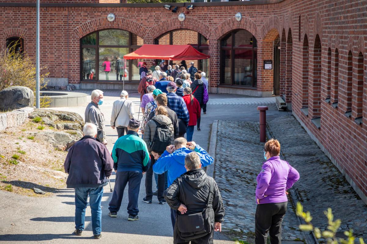 Leppävaaran kirkon noutoruokajakeluun oli tiistaina 11.5. pitkä jono.