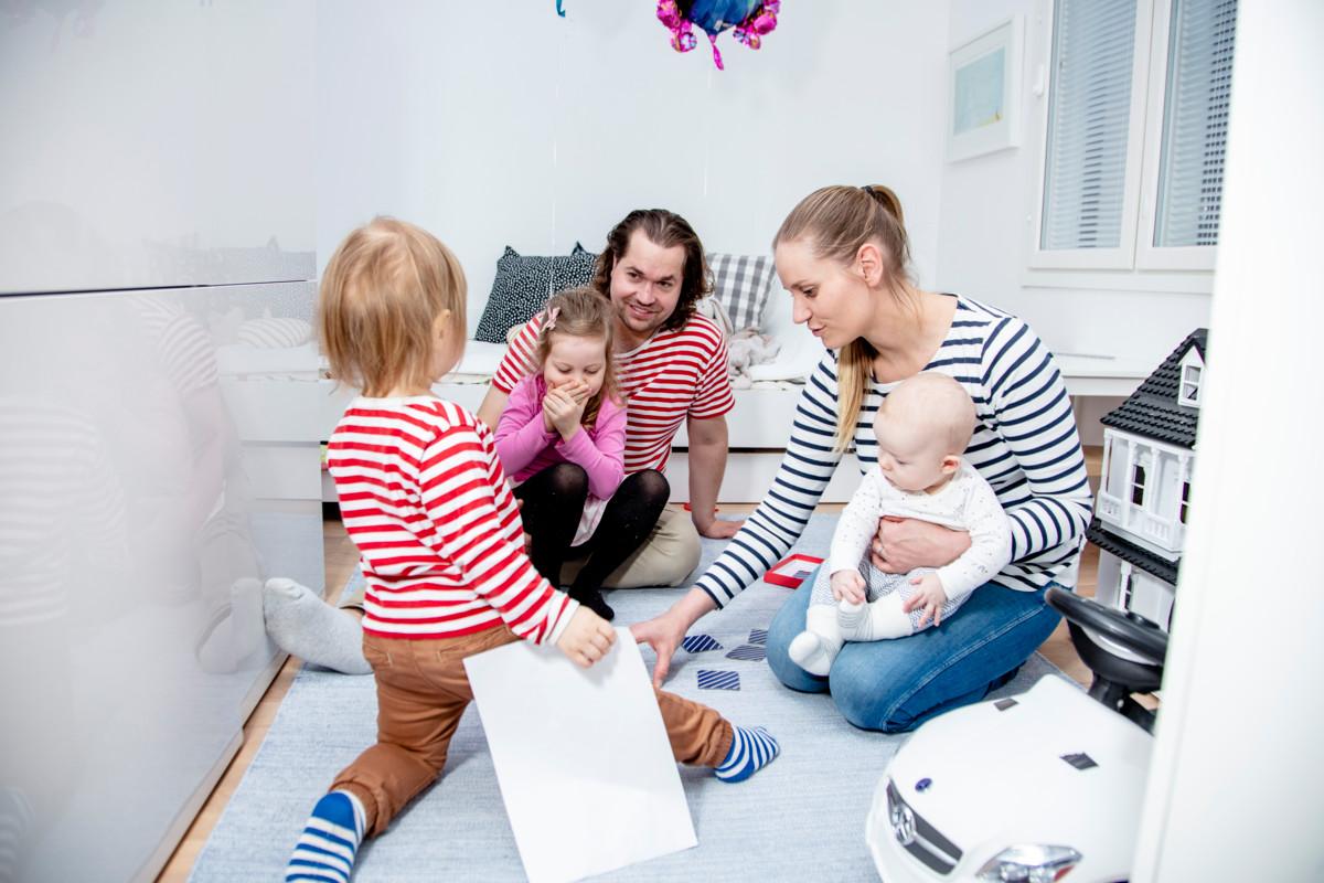 Oona ja Petri Lajusen mielestä luterilaisuus on osa suomalaista kulttuuria. Niinpä 2-vuotias Luukas, 4-vuotias Hertta ja viiden kuukauden ikäinen Eliel on kastettu.