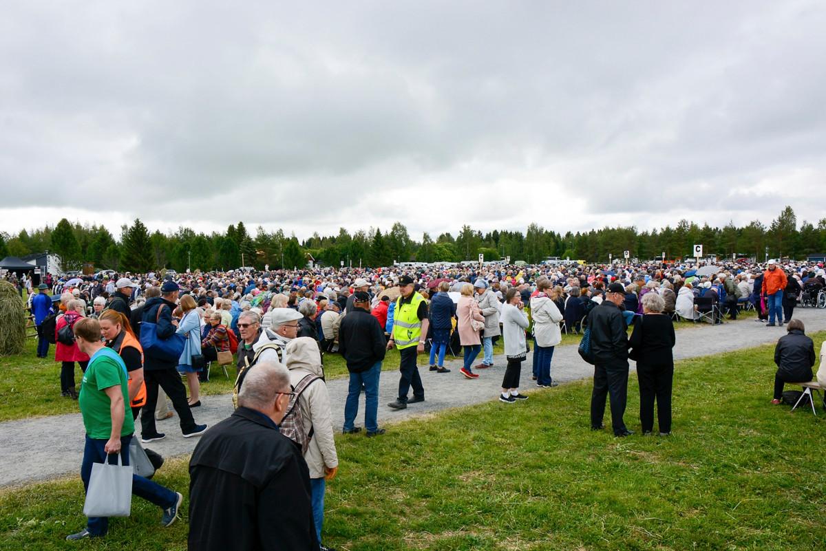 Osa hengellisten kesäjuhlien ohjelmasta on perinteisesti järjestetty ulkona. Nyt ei ole vielä täyttä varmuutta, saako heinäkuussa järjestää suuria ulkotapahtumiakaan. Kuva Herättäjäjuhlilta Nivalasta vuonna 2019.