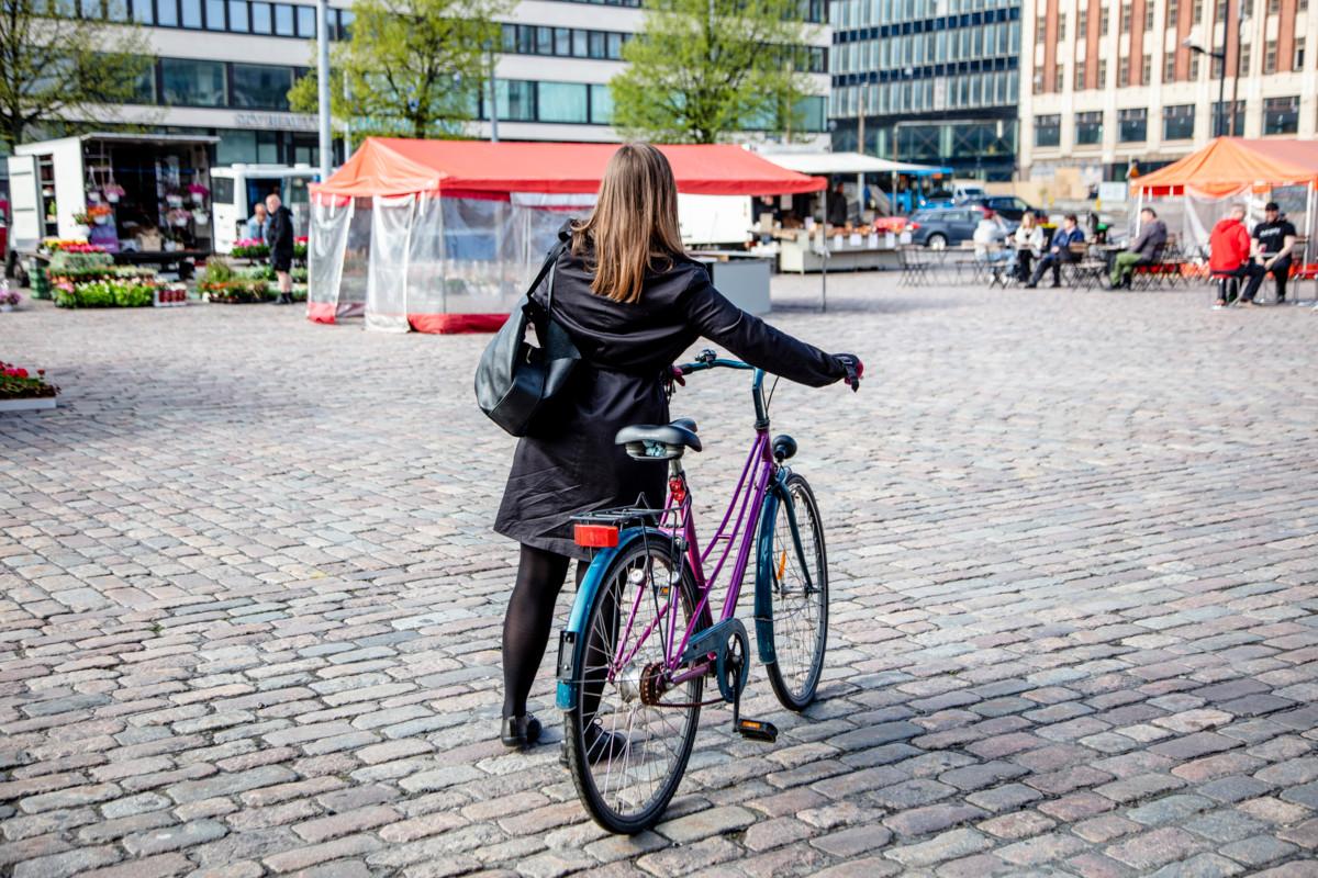 Abortti tehdään useimmiten 20–24-vuotiaalle naiselle. Myös 46-vuotiaan helsinkiläisyrittäjän vahinkoraskaus keskeytettiin, kun hän oli parikymppinen opiskelija. ”Tunnen, että aborttini oli yhtä aikaa oikein ja väärin.”