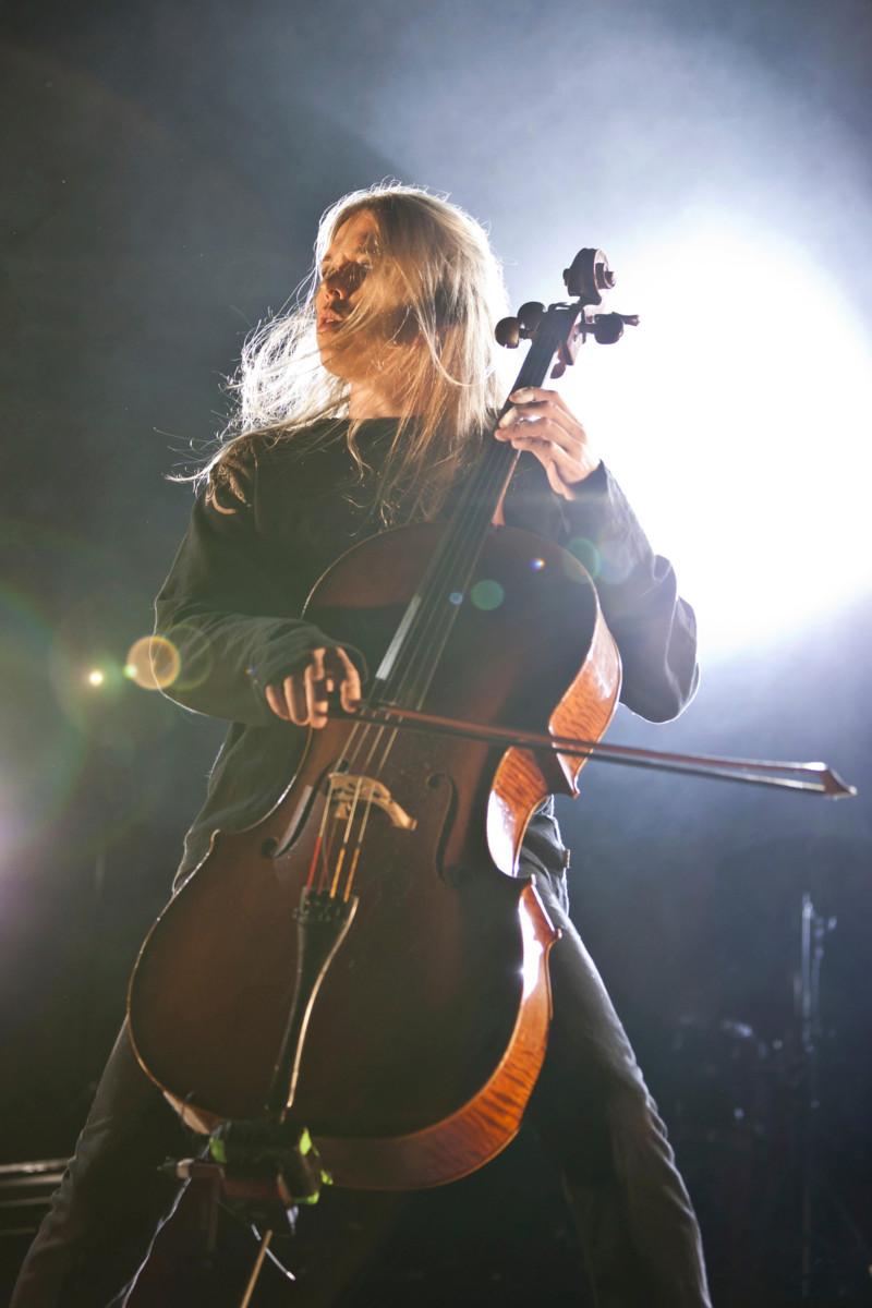 Apocalyptica on antanut Eicca Toppiselle mahdollisuuden sellaiseen rajattomaan luovaan vapauteen, joka ei olisi ollut mahdollista kamarimusiikkiyhtyeessä tai sinfoniaorkesterissa. Sellisti ei kadu, että valitsi leipälajikseen metallimusiikin.