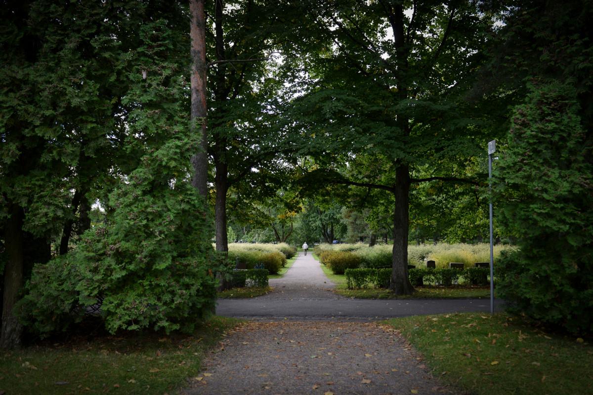 Hautausmaa on suomalaisille erityisen merkityksellinen paikka, johon liitetään myös hengellisyys. Kuva on Malmin hautausmaalta.