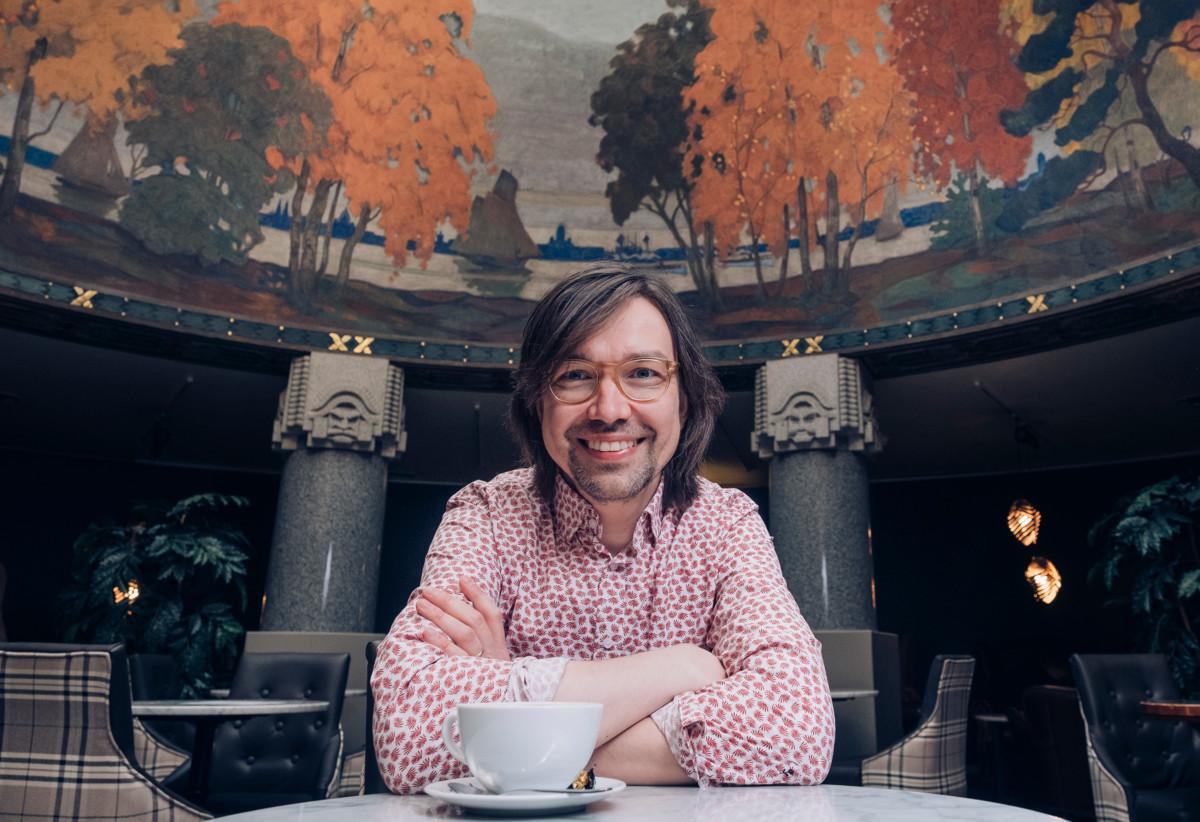 Risto Oikarinen on kirjoittanut viisi kirjaa. Tänä keväänä ilmestyneessä romaanissa Piispa hän eläytyy eläkeikää lähestyvän naisen maailmaan.