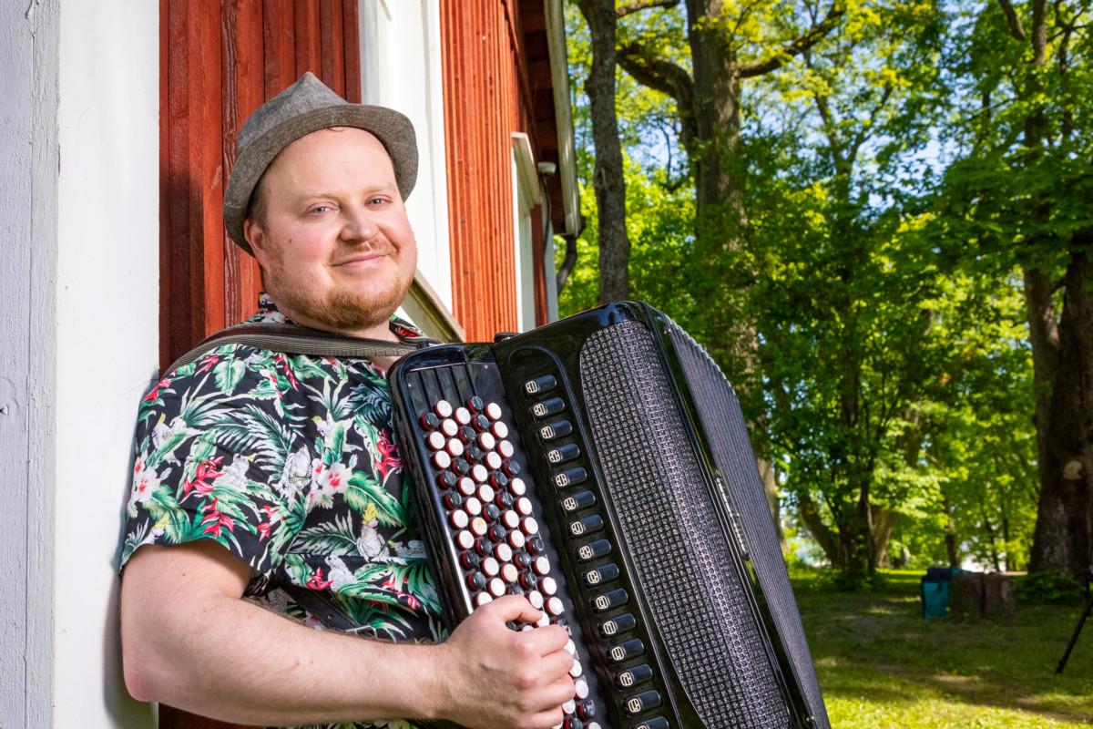 Kanttori Jussi Salonen soittaa perinteisiä suomalaisia kansansävelmiä Vantaan seurakuntien yhteisessä juhannusjuhlassa. 