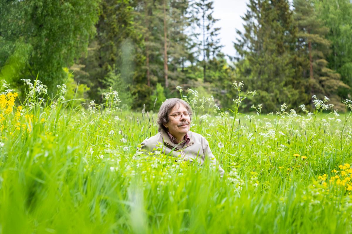 Espoon ympäristöyhdistyksen niittyvastaava Erkki Kaarnama on hoitanut pörriäisniittyä kuusi vuotta.