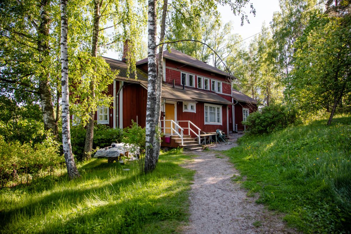 Espoossa ei ole säilynyt paljoa vanhoja rakennuksia, mutta jotakin sentään. Lillhemtin Kylätuvan omistaa nykyään Espoon kaupunki.