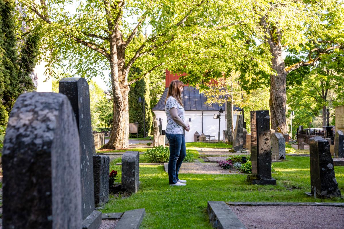 Kirkonkirjoja ja muita lähteitä lukiessaan sukututkijat joutuvat usein miettimään, kuinka kovaa menneiden sukupolvien elämä oli. Esimerkiksi lapsikuolleisuus näkyy kirjallisissa lähteissä ja hautausmailla.