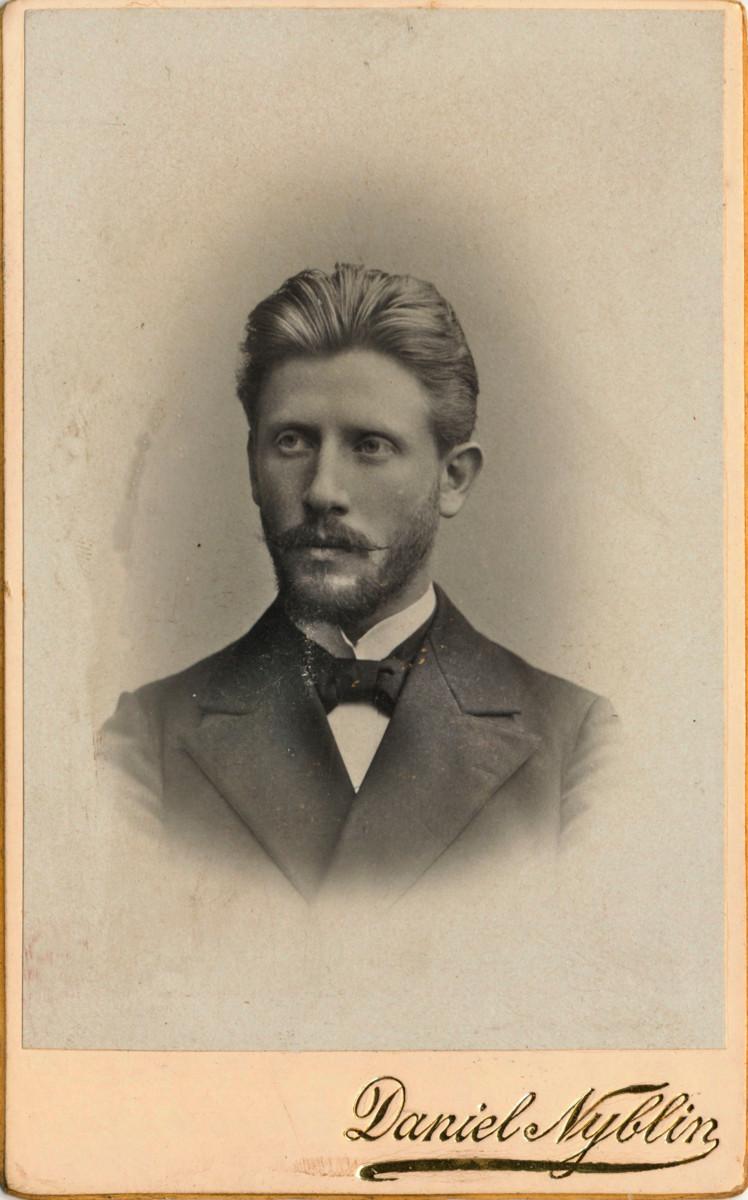 Tuttaville jaettavat visiittikortit olivat suosittuja 1800-luvun lopulla ja 1900-luvun alussa. Kirjamessuilla olleiden valokuvien joukossa oli myös visiittikorttikuva Mihail Dementjeffistä, jonka Pauliina Hellman tunnisti sukuunsa kuuluvaksi.