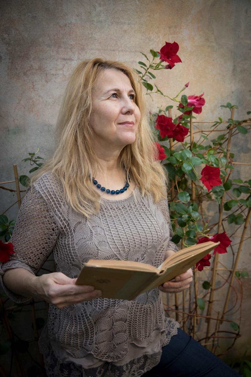 Mari Mörö on kirjoittanut yli 20 vuotta puutarha-aiheisia kirjoja, jotka edustavat kaunokirjallista garden writing -perinnettä.