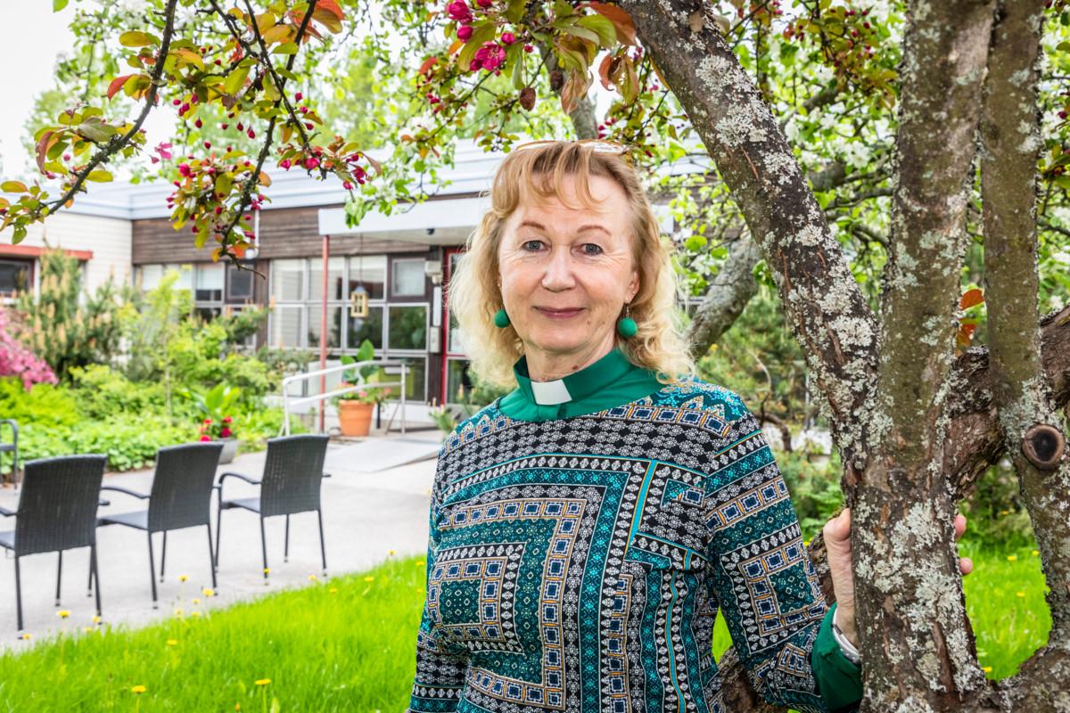 Diakoni Heidi Metsälä käy tapaamassa Kannelmäen alueen vanhuksia muun muassa palvelutaloissa ja niiden pihoilla.