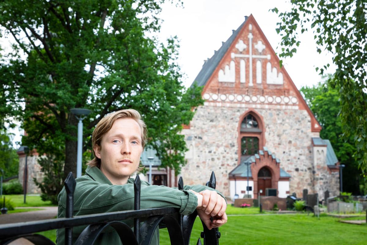 Pyhän Laurin kirkon kesäopas Joonas Kananen muistuttaa, että kirkkoon on turvallista tulla. 