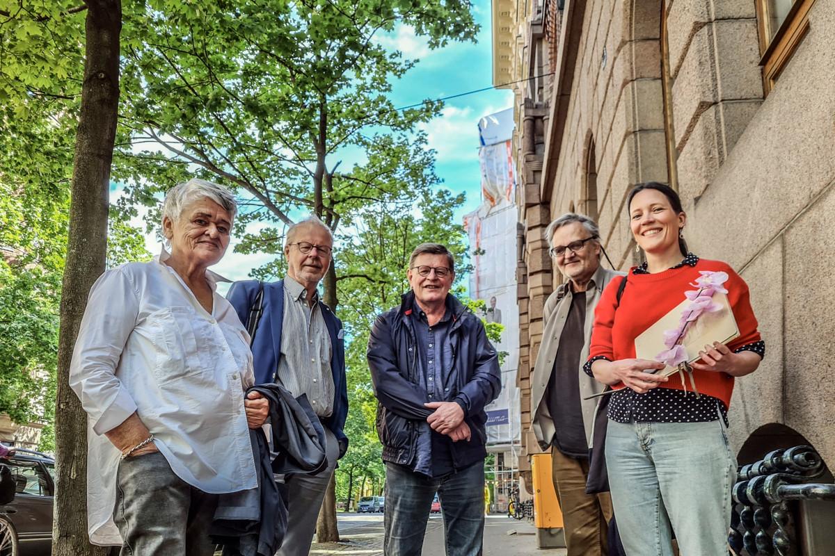Pirkko Saisio (vas.), Tapio Aaltonen, Olli Valtonen, Mika Nyman ja Mirjami Rautio luovuttivat pappi Kai Sadinmaan puolesta kirjoitetun adressin.
