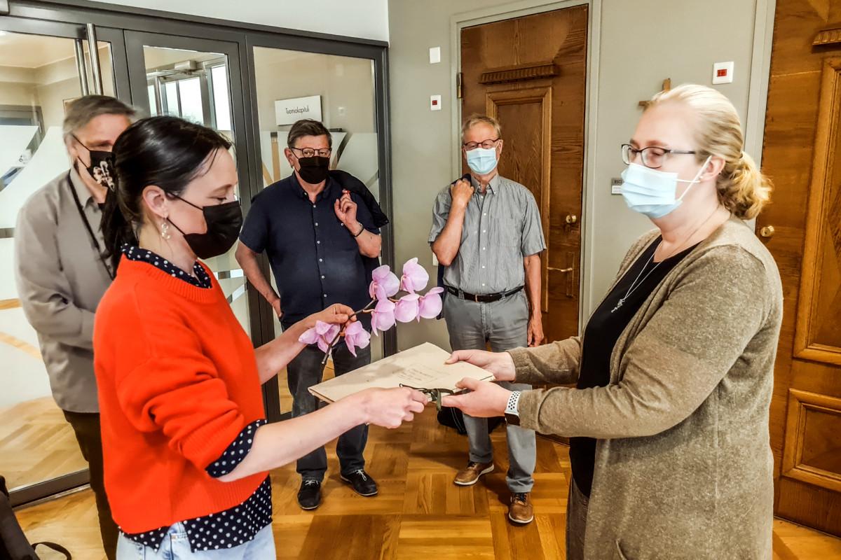 Adressin otti vastaan tuomiokapitulin notaari Nina Rajamäki (oik).