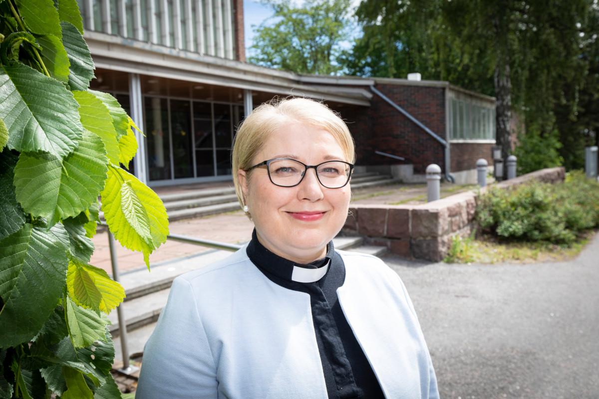 Minnamari Helaseppä valittiin 15.6.2021 Herttoniemen kirkkoherraksi. “Kisassa oli myös kolme muuta hyvää hakijaa, joita seurakuntaneuvosto arvosti kovasti ja joita haluan myös itse kiittää hyvästä yhteisestä matkasta.” 