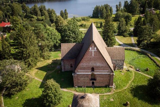 Hattulan Pyhä Ristinkirkko on Hämeen vanhin kirkko. Se on rakennettu 1400-luvulla ja ollut suosittu ­­pyhiinvaellus­kohde jo keskiajalla. 
