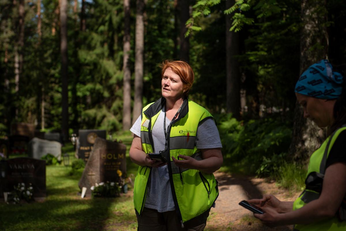 Kellonummen hautaustoimen työnjohtajan Sanna Kuulan mielestä juuri hautausmaiden on luonnollista tukea sosiaalista kestävyyttä.