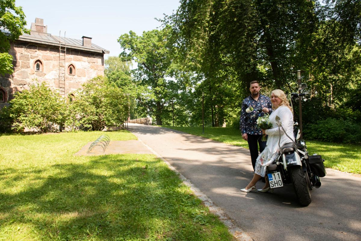Sari Henriksson ja Tommi Kangas saapuivat Kaarinasta eri matkaa vihkipaikalle Puotilaan. Henriksson taittoi matkan autolla, Kangas moottoripyörällä.