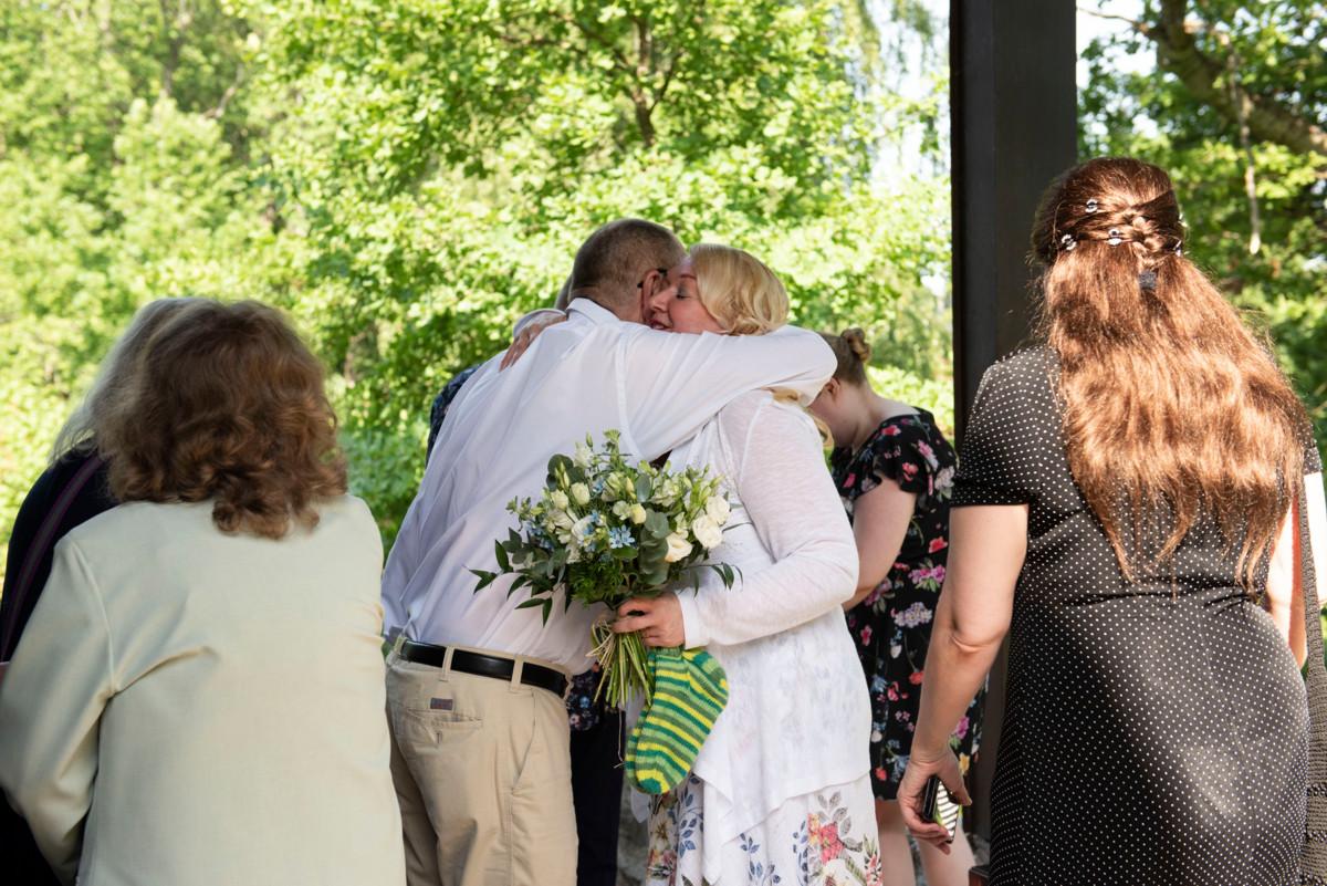 Sari Henriksson ottaa vihkitilaisuuden jälkeen läheiseltään onnitteluhalauksen vastaan.