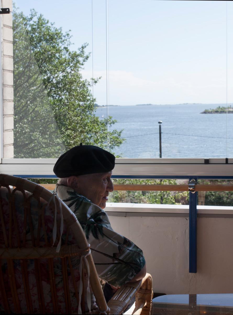 Tauno Hammar asuu Lauttasaaren senioritalossa. Parvekkeelta on merinäköala.