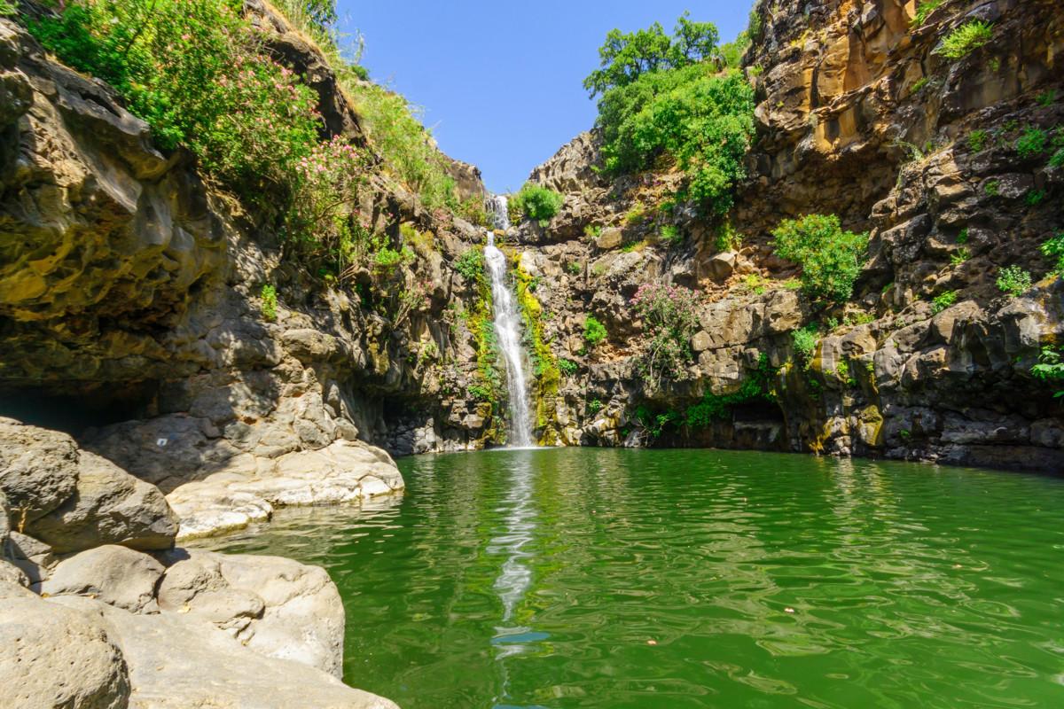 Luonnonvesillä oli suuri merkitys peseytymisessä aikoina, jolloin Raamattu on kirjoitettu. Kuvan vesiputous sijaitsee Golanin kukkuloilla Pohjois-Israelissa. 