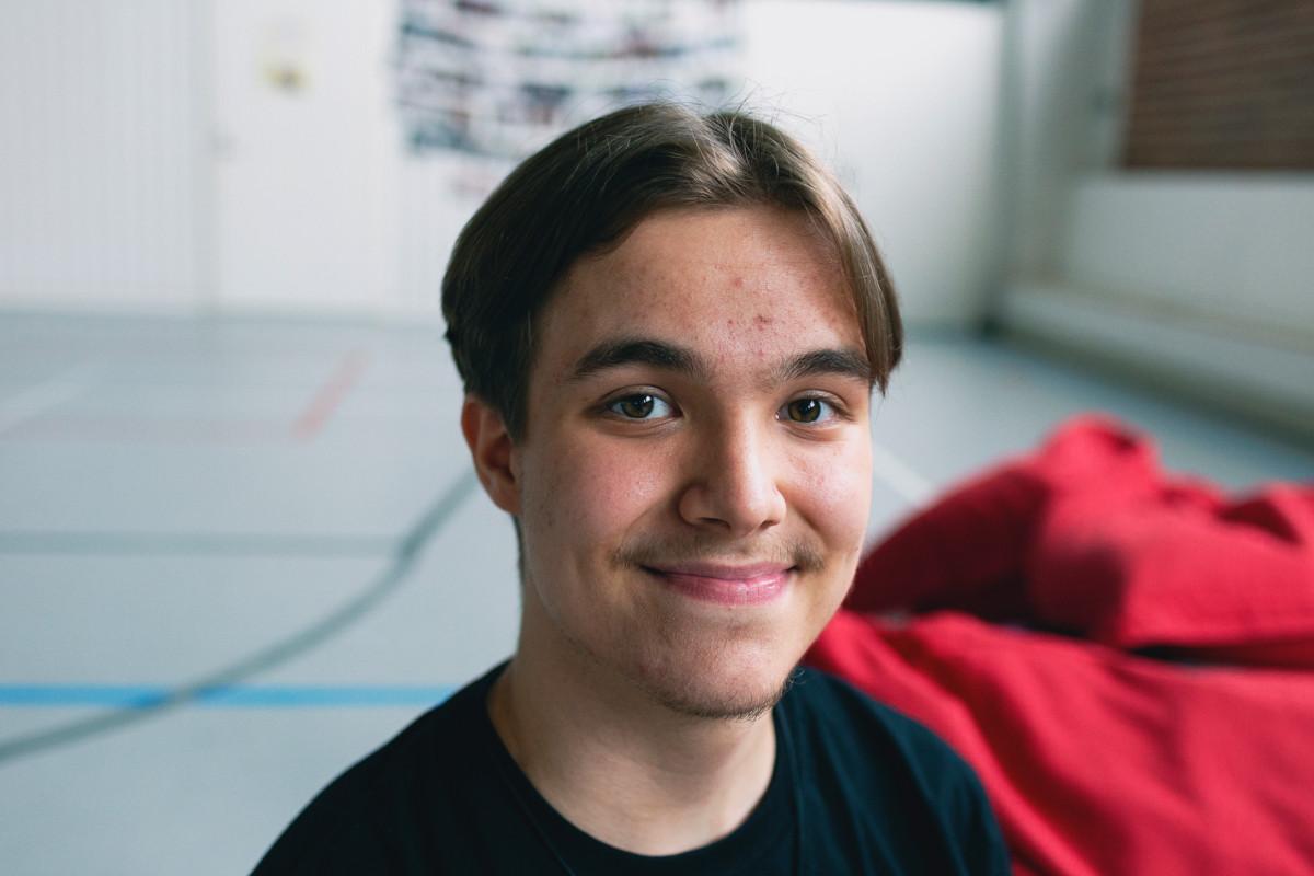 Matias Vuorela tykkää saada muut nauramaan. Hänen mielestään yhdessä nauraminen luo mukavan ja turvallisen ilmapiirin rippikoululeirille.