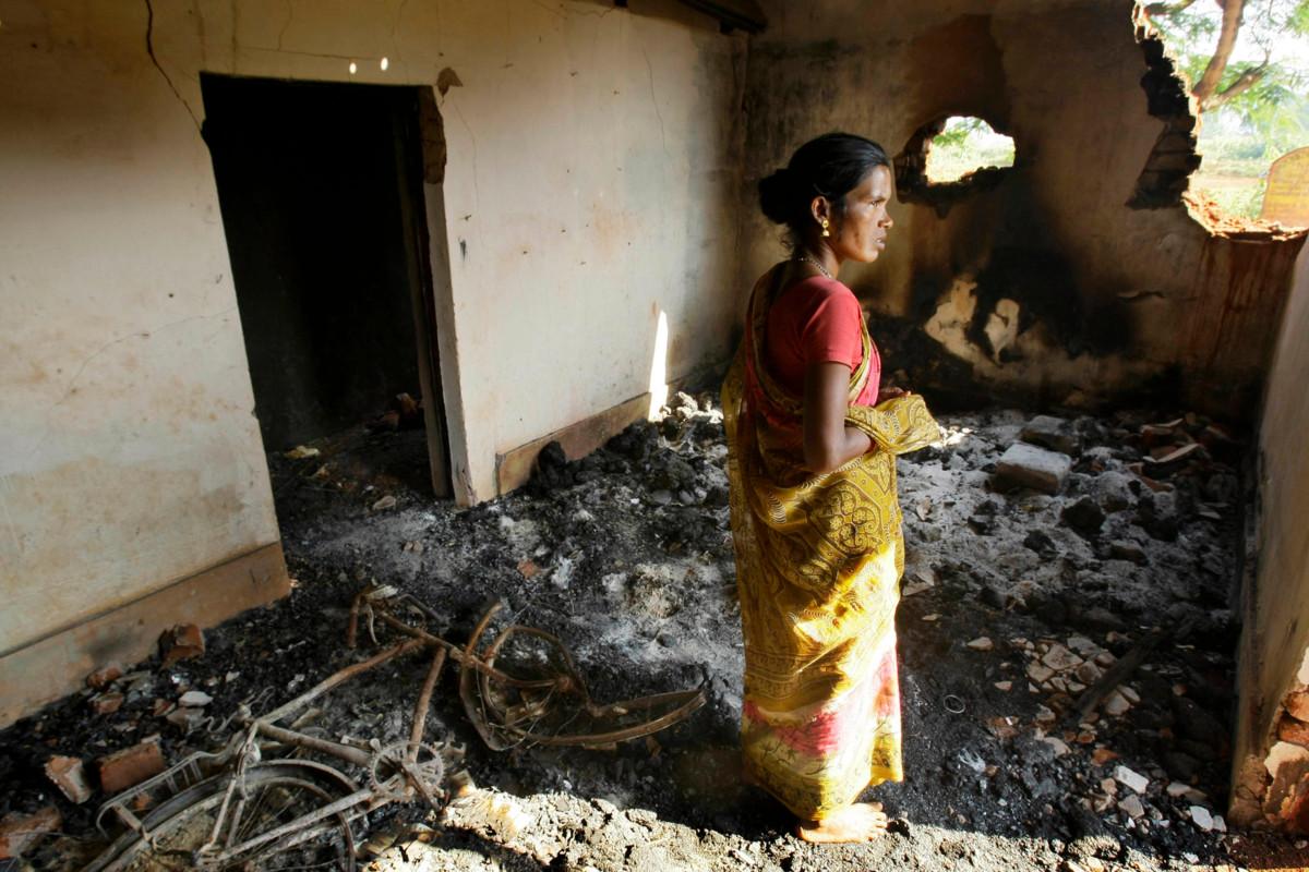 Hindunationalistit polttivat kristityn Dubigan kodin vuonna 2008. Usein hyökkääjät vievät uhreilta kännykät, jotta he eivät voisi dokumentoida väkivaltaa omasta näkökulmastaan. Kuva: Gurinder Osan/AP/Shutterstock