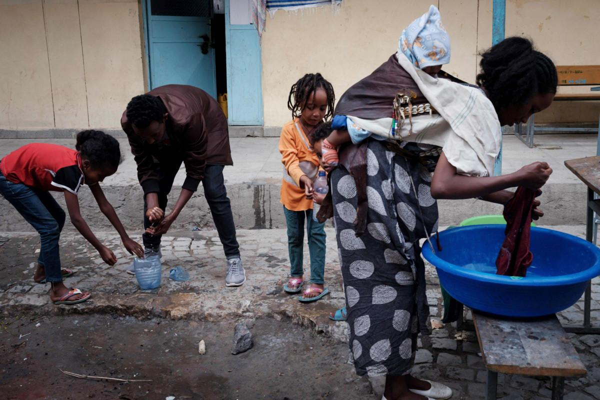 Tigrayn konflikti on synnyttänyt pakolaisongelman. Kuvassa väkivaltaisuuksia paenneet ihmiset peseytyvät pakolaiskeskukseksi muutetun koulun pihalla Tigrayn osavaltion pääkaupungissa Mekelessä.
