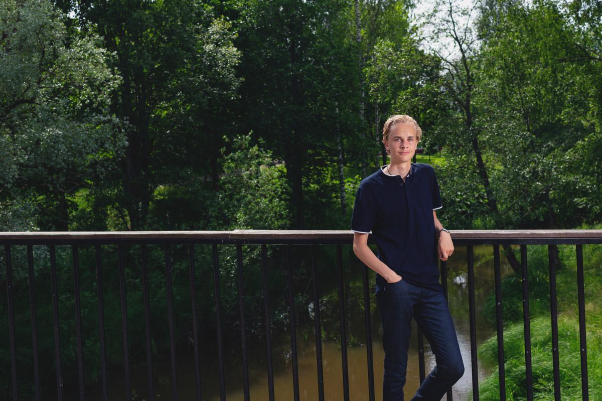 Tuomo Koljosen mielestä haastavinta isosena on se, miten saada ujotkin leiriläiset mukaan ohjelmaan. Se tapahtuu hänen mukaansa parhaiten huumorin kautta.