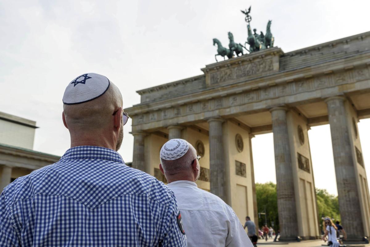 Joukko Berliinin juutalaisia järjesti Flashmob-tempauksen protestiksi antisemitistisiä iskuja vastaan. He kokoontuivat kipat päässä Brandeburgin portille.