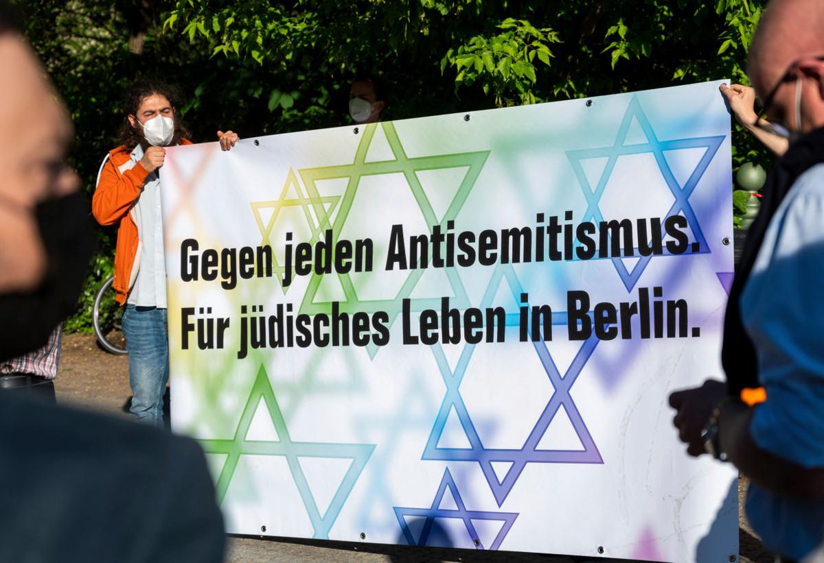Antisemitismia vastustavassa mielensoituksessa Berliinissa toukokuussa osallistuvat kantoivat banderollia, jossa vastustettiin juutalaisvastaisuutta ja puolustettiin juutalaisten oikeutta elää kaupungissa.