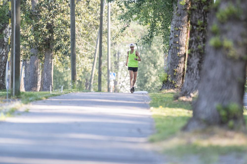 Jarkko Kinnusen viime vuonna leikattu lonkka kipuilee yhä kisavauhtisessa kävelyssä, minkä vuoksi olympialaisiin valmistautuminen on jäänyt tällä kertaa tavallista vähemmälle.