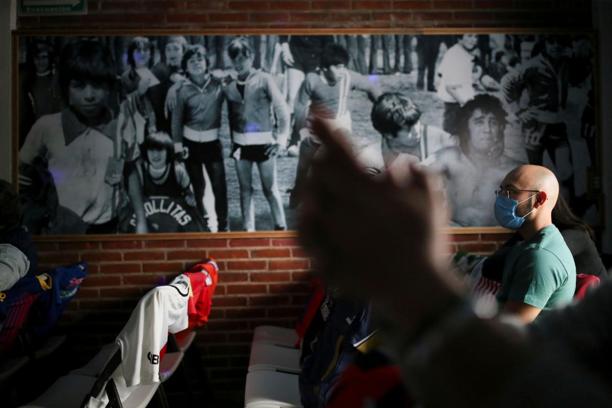 Pienen kirkon seinällä on muun muassa kuvia argentiinalaisen Maradonan lapsuudesta.