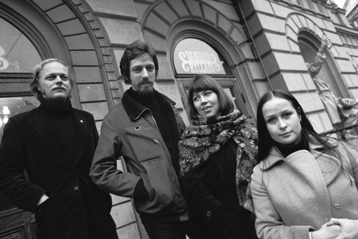 Agit Prop -yhtye Vanhan ylioppilastalon portailla, 6. marraskuuta 1974. Suositun yhtyeen nimi tuli sanoista agitaatio ja propaganda.