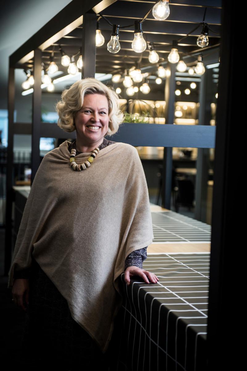 Alkon vastuullisuuspäällikkö Marja Ahon mielestä yksinäisyys on ollut haastava teema nostaa esille. “Jokaisella meillä on omanlainen kulma, jolla me vastaanotamme tällaista viestiä”, Aho sanoo. Kuva: Vesa Tyni / Alko