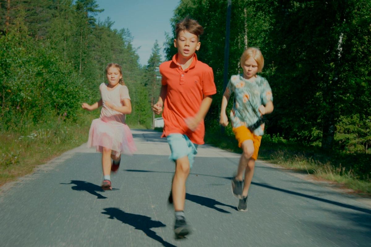 Kerttu Huovinen, Nooa Rönkkö ja Veikka Huttunen näyttelevät pääosissa uudessa lastenelokuvassa JP ja murtovaras.
