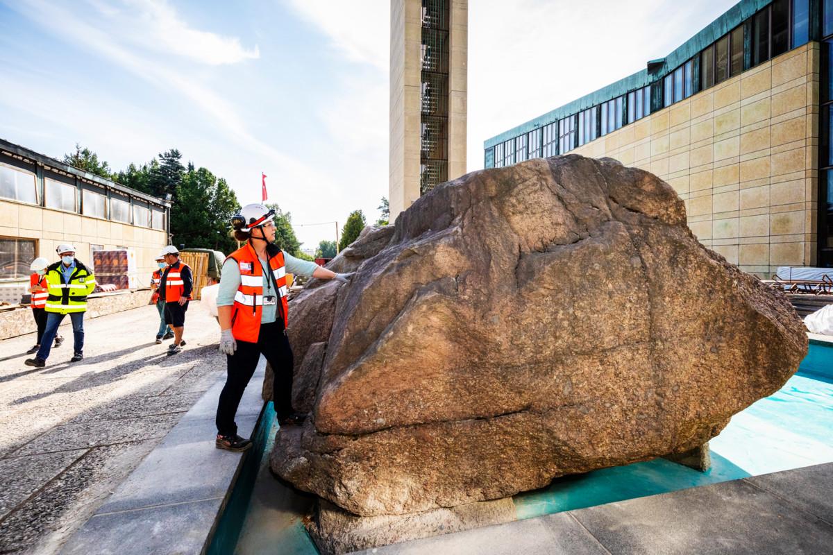 Lujatalon projekti-insinööri Sini Ranki  ihmettelee “Miljoonakiveä”. Kiveä kutsutaan miljoonakiveksi, koska sen pois kuljettaminen olisi aikanaan maksanut miljoona markkaa. Nyt se on osa taideteosta, Jumalan silmää.