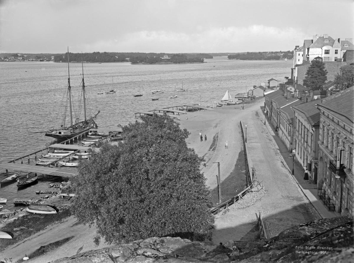 Kirjanpuistikon salava kasvoi vuonna 1907 hyvin toisennäköisessä Helsingissä.